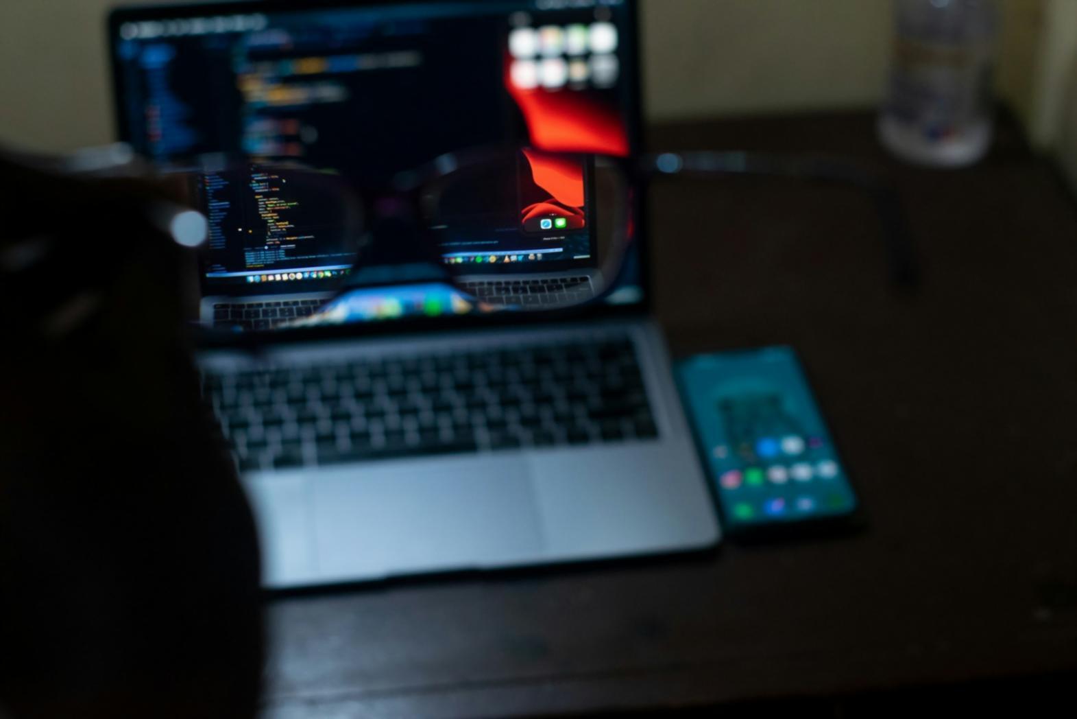 Studente durante sessione pratica di configurazione server e rete